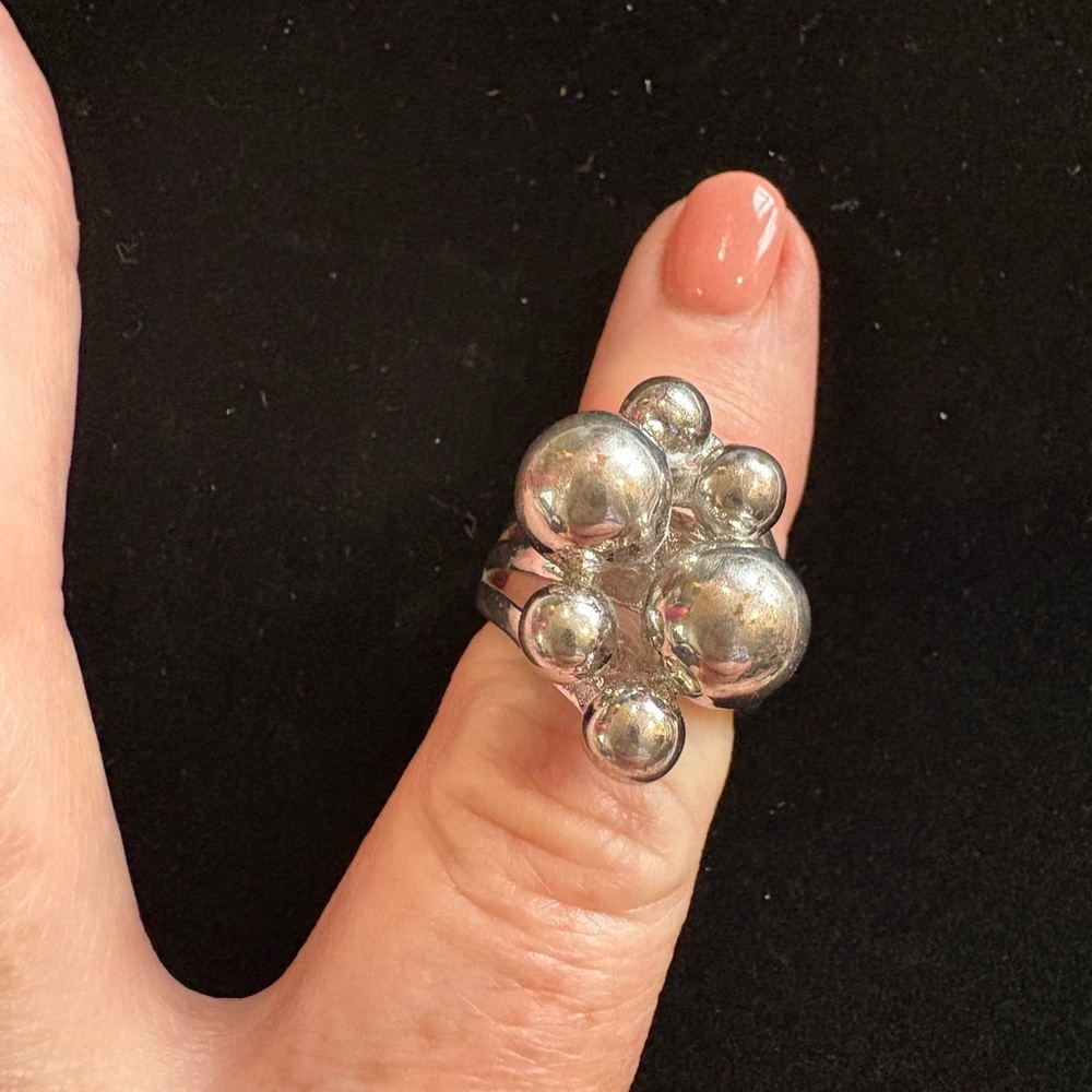Unmarked silver ball cluster bubble ring. Size 8